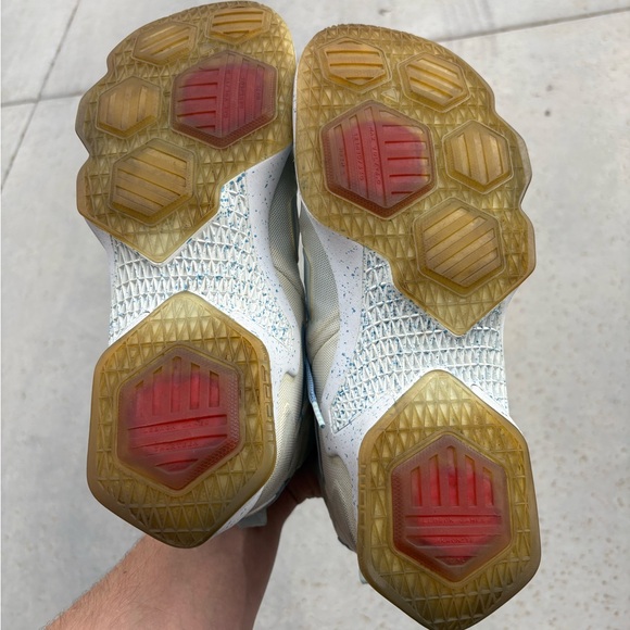 Nike LeBron 13 Size 10.5 Shoes - Picture 7 of 7